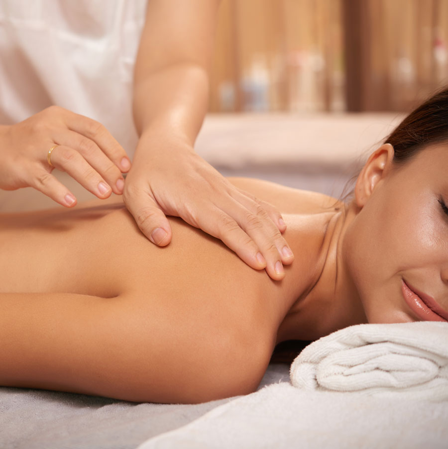 jeune-femme-massage-dans-salon